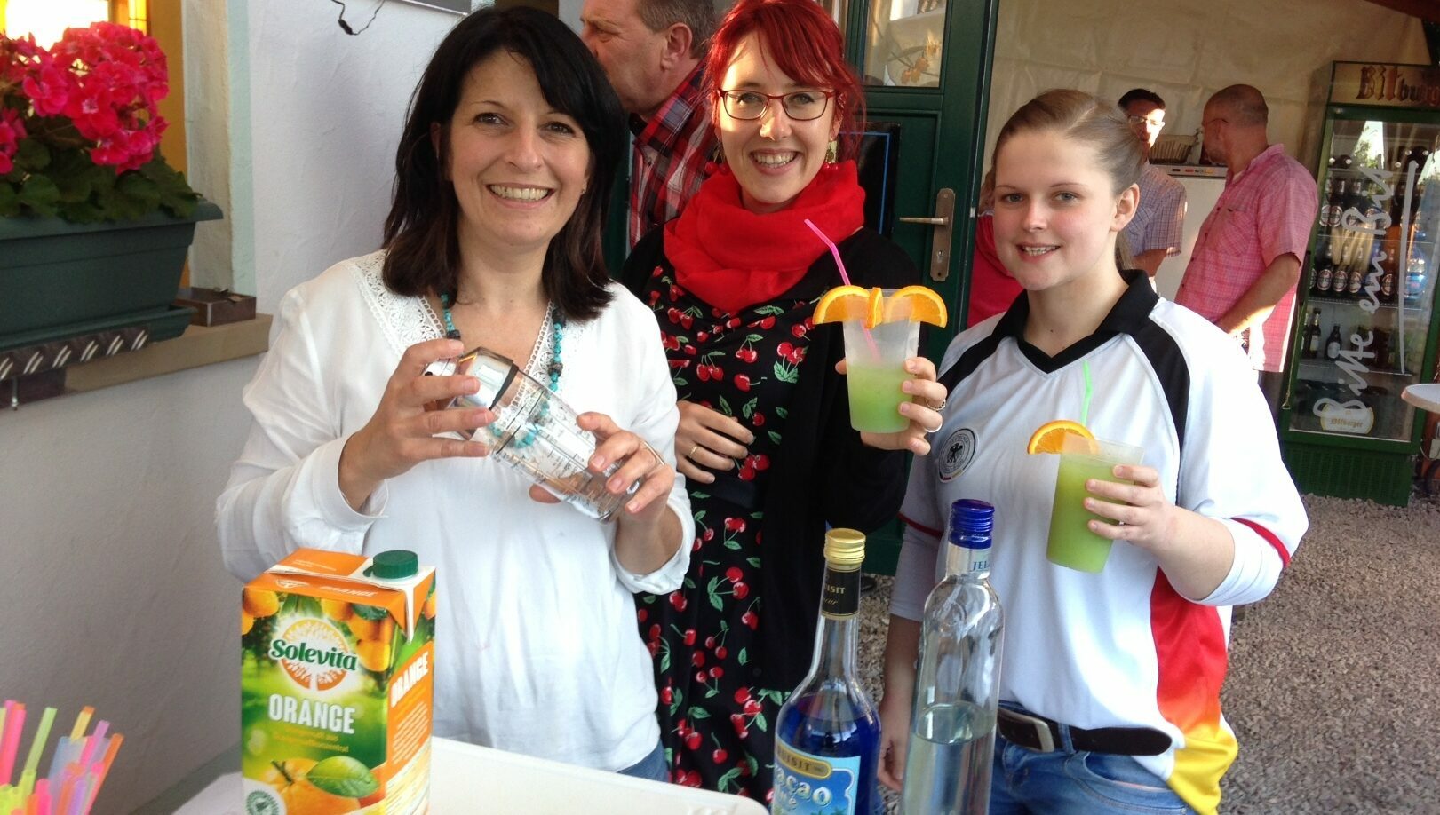 An der Coktailbar stehen Bettina Greger (links), Jana Grauer und Jennifer Theobald (rechts). Foto: Sebastian Grauer