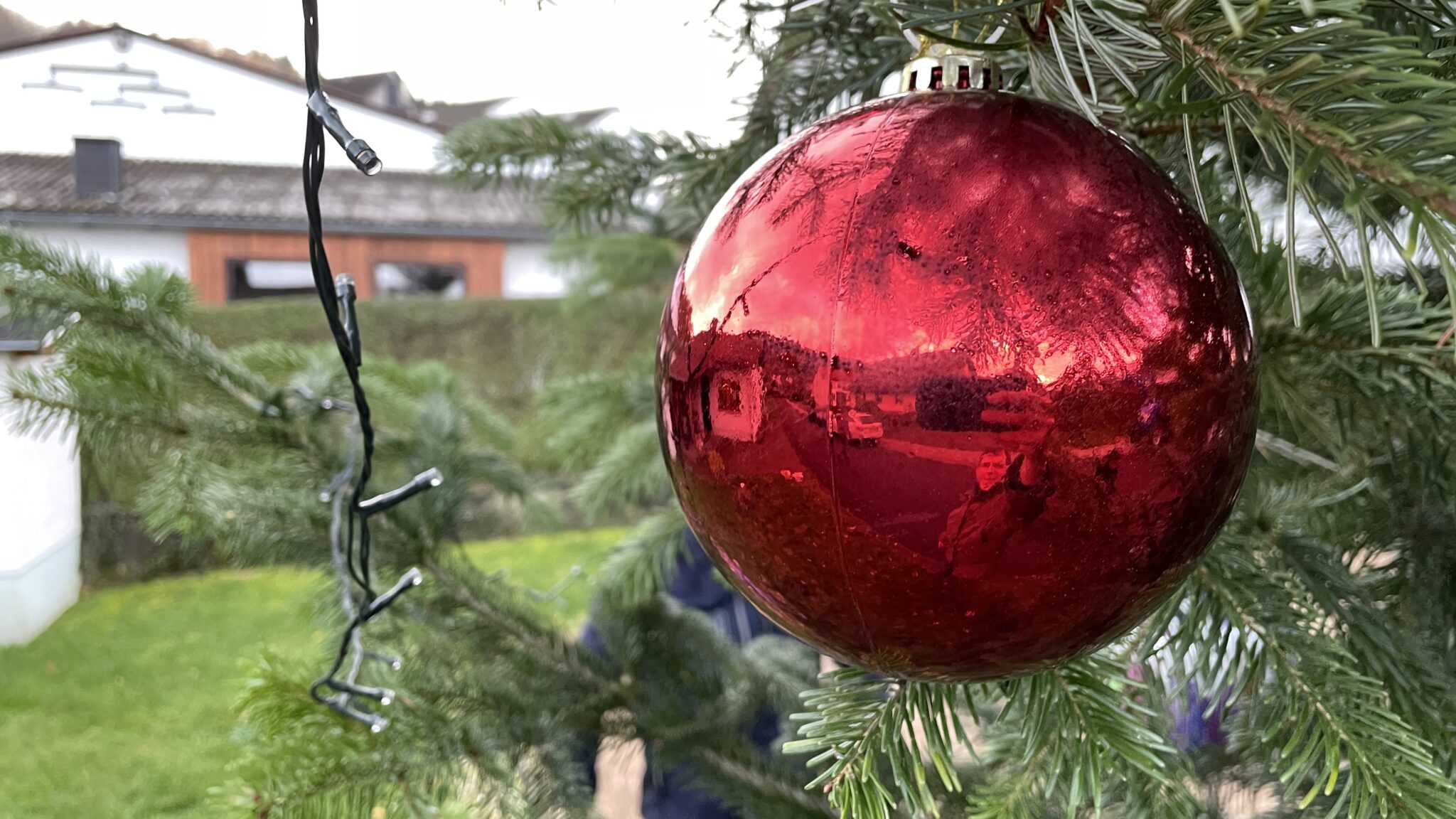 Weihnachtsbaum glänzt mit neuen Kugeln schmissberg.de